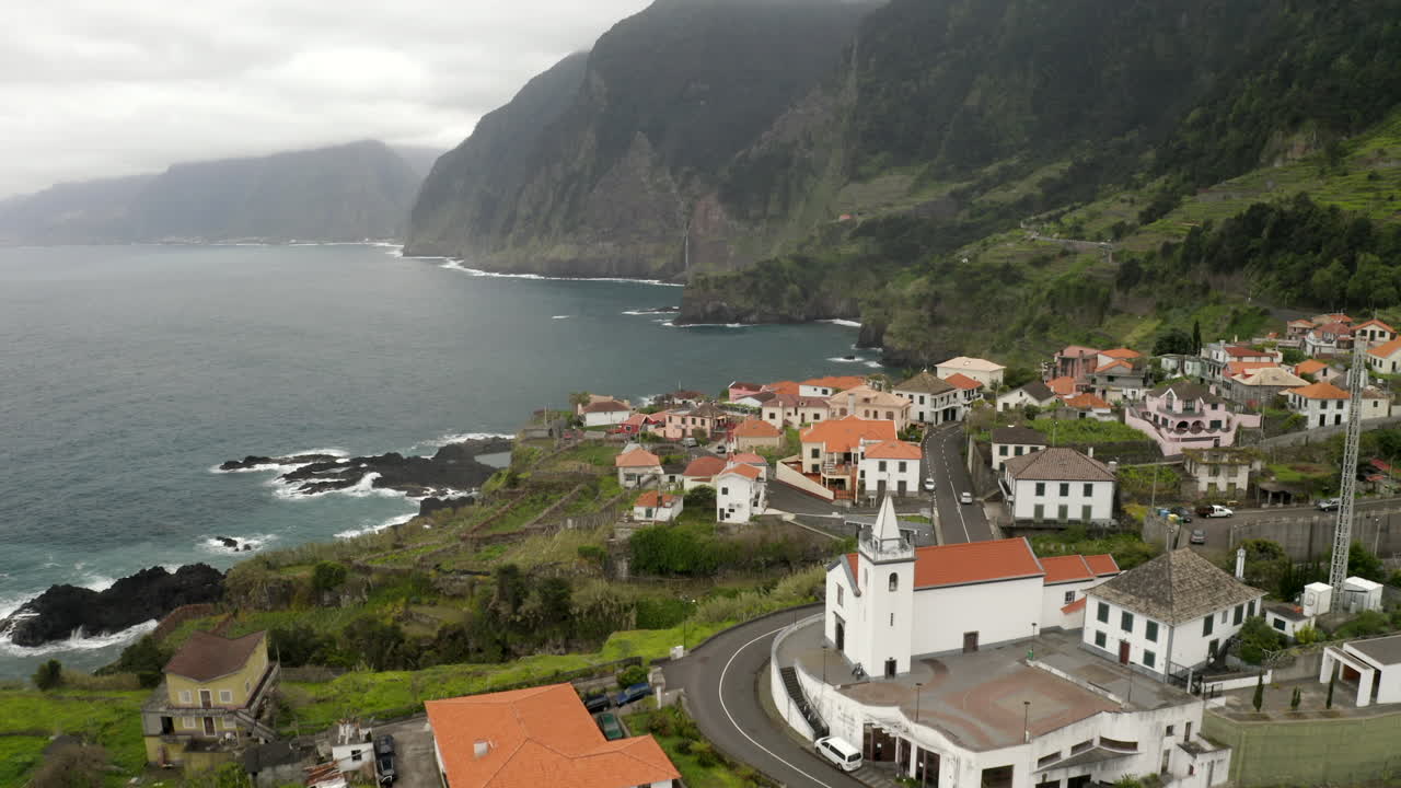 Imágenes aéreas de dron volando sobre la ciudad costera de Seixal en la costa norte de Madeira, Portugal.