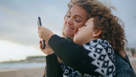 Lächelnder-Elternteil-Macht-Selfie-Mit-Entzückendem,-Lockigem-Sohn-In-Nahaufnahme.-Glückliche-Familienruhe