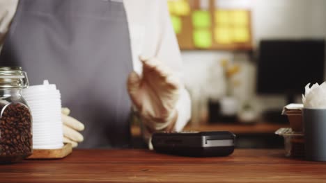 no hay pago en efectivo en un restaurante, sólo compras sin contacto, concepto de tecnología nfc, pago sin contacto.