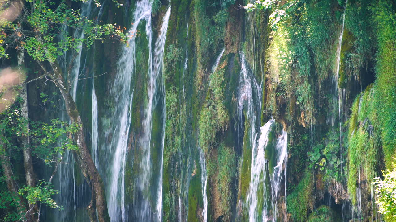 cascada en los lagos de plitvice, croacia.