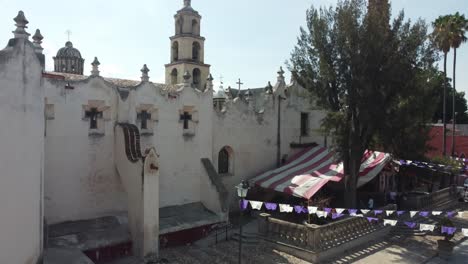iglesia histórica en atotonilco, méxico con banderas de colores y un ambiente relajado