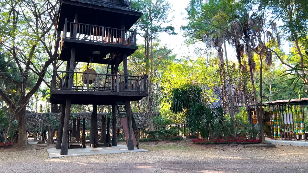 울창 한 초록색 으로 둘러싸인 나무 의 나무집