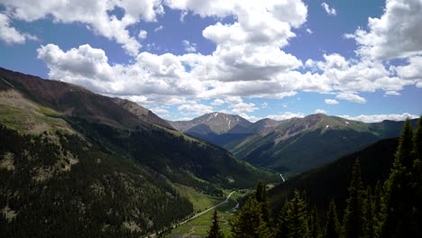 Lapso-De-Tiempo-De-Nubes-Flotando-Sobre-El-Paso-De-La-Independencia,-álamo-Temblón,-Colorado