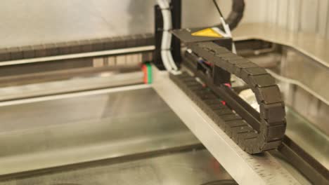 la máquina industrial se atasca y se queda en un bucle.