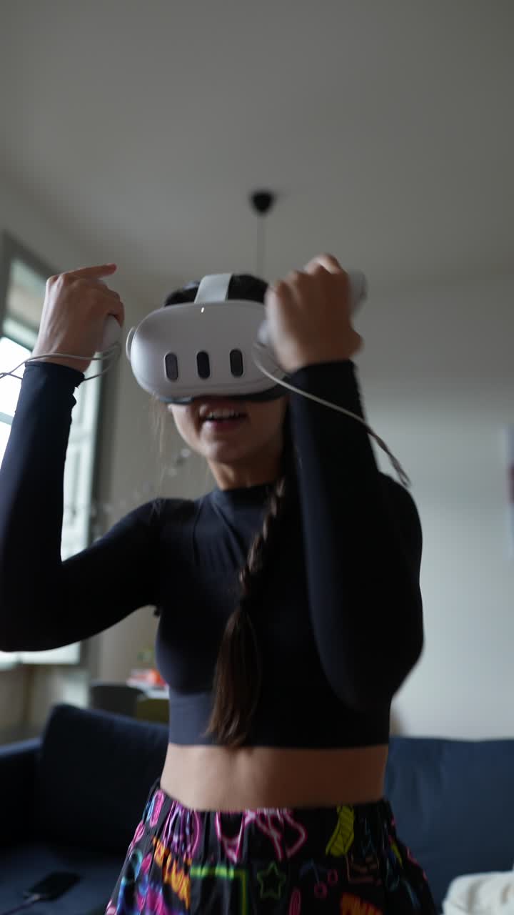 Donna che gioca a un videogioco VR a casa