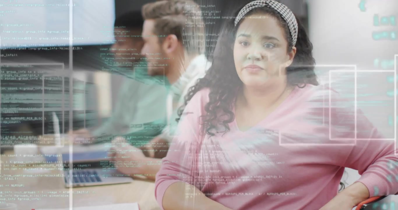 Mujer explicando un concepto de programación levantando las manos en una reunión de equipo de codificación, con una superposición de código intensificándose.