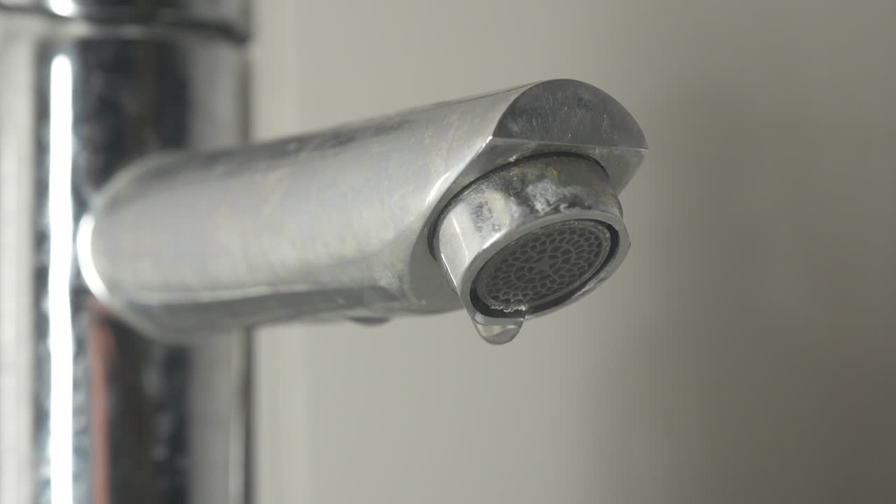 gotas de agua goteando del grifo lentamente