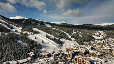 Sonniger-Tag-über-Dem-Dorf-Vail-Im-Winter