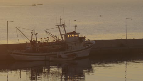 buque pesquero anclado al atardecer