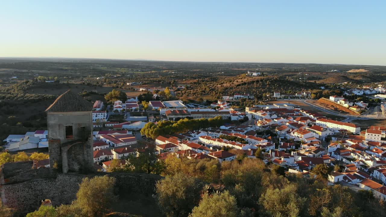 drone disparado desde una torre medieval en una colina en alentejo, portugal