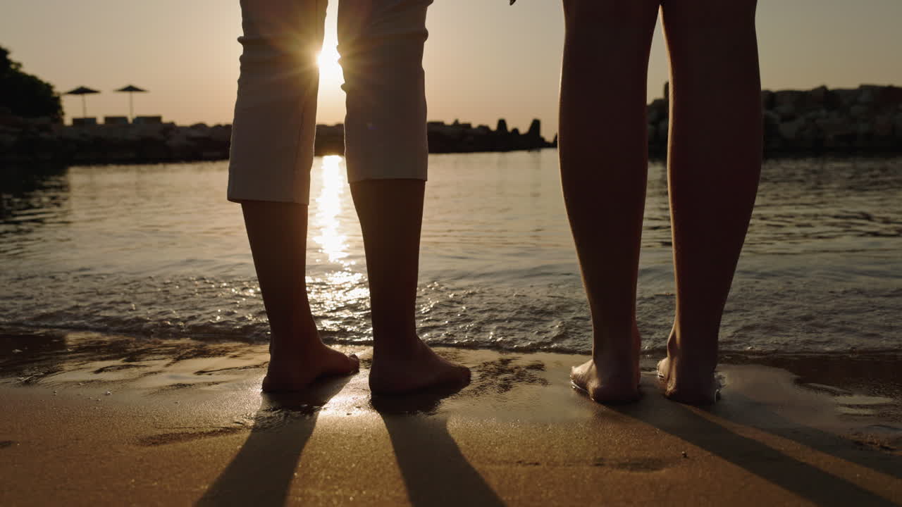 해변 에서 일몰 을 즐기는 사람 들