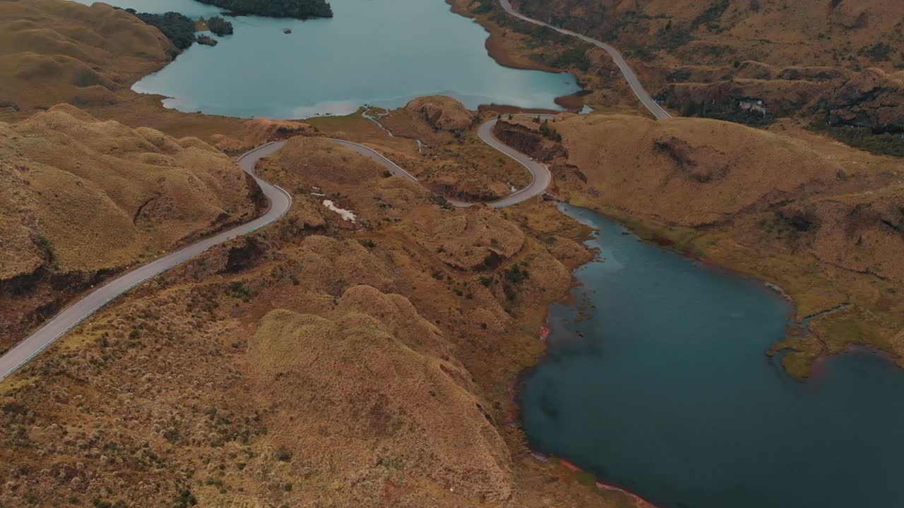 에 ⁇ 도르 의 라구나스 데 아 ⁇ 로 를 가로지르는 도로 의 공중 풍경