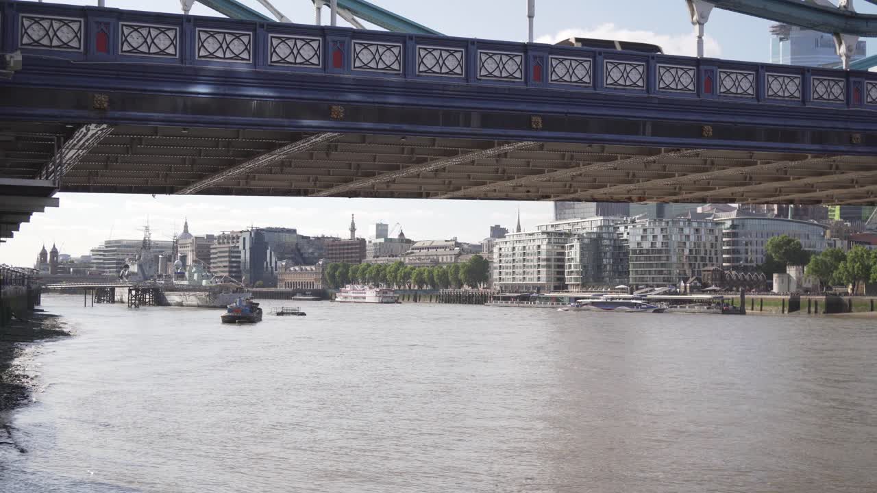 런던의 타워 브리지 (tower bridge) 에서 테임즈 강 (thames river) 과 보트 (boat) 를 볼 수 있는 영화적 풍경
