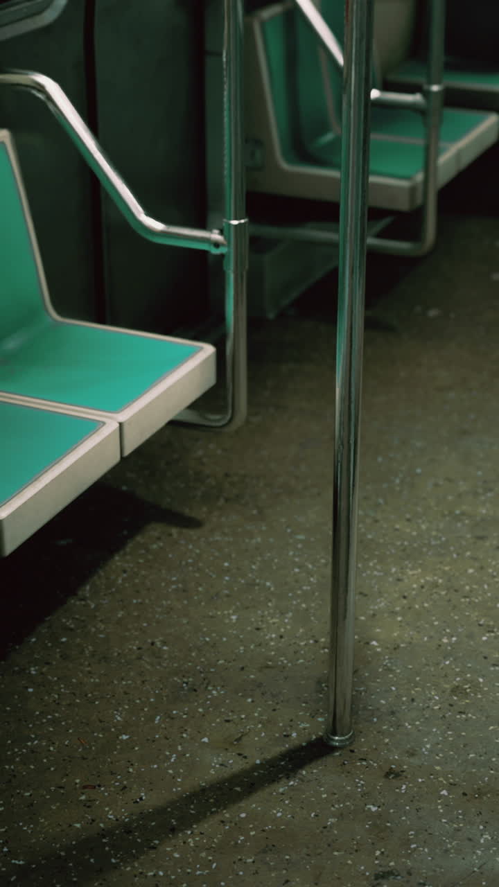 Verlassener U-Bahn-Wagon mit blaugrünen Sitzen an einem ruhigen Tag