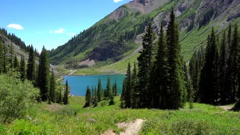 Caminando-Por-Un-Sendero-Con-Vista-Al-Lago-Esmeralda-En-Crested-Butte,-Colorado