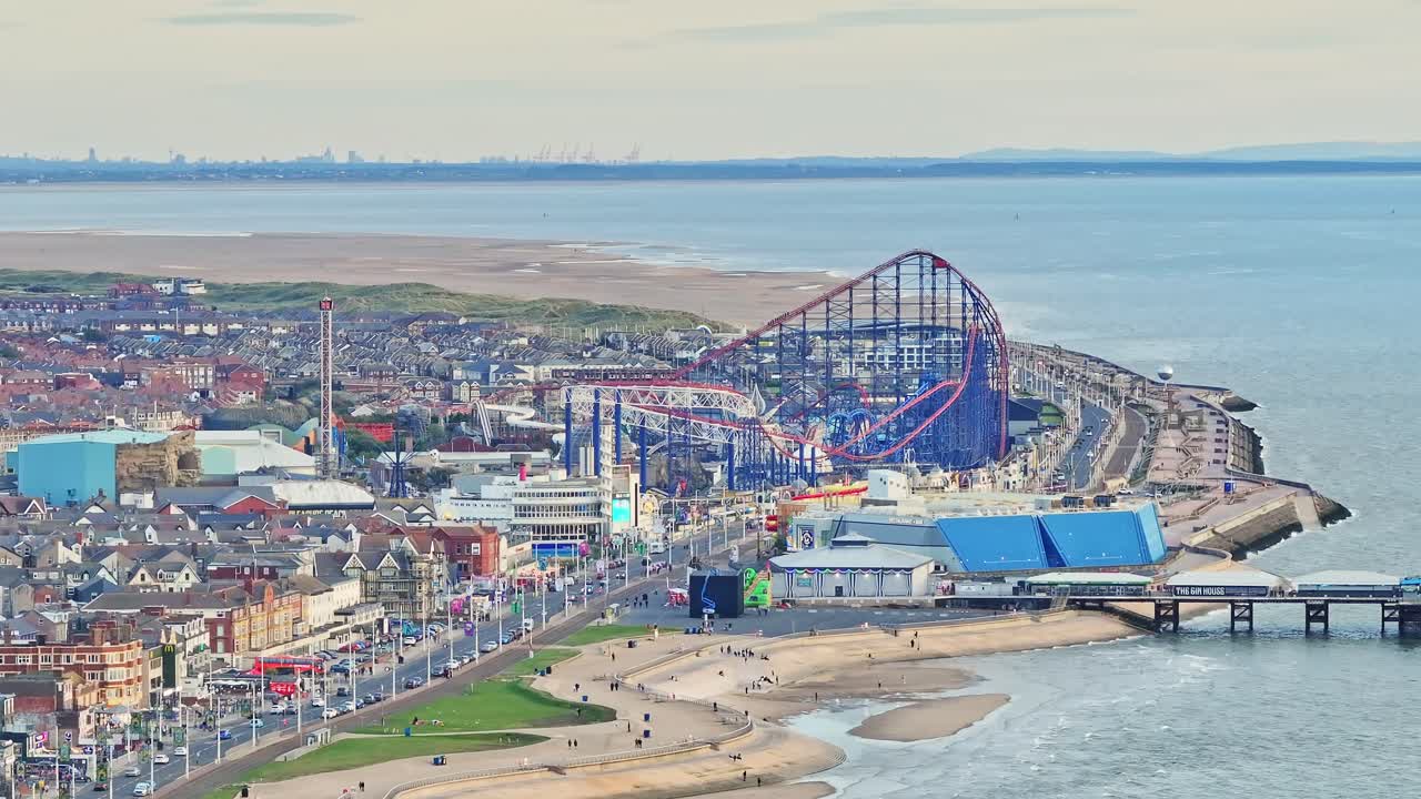 영국 랭커셔의 인기 있는 해변 휴양지인 블랙풀의 드론 뷰