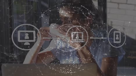 animación de procesamiento de datos e iconos sobre mujer de negocios caucásica en la oficina