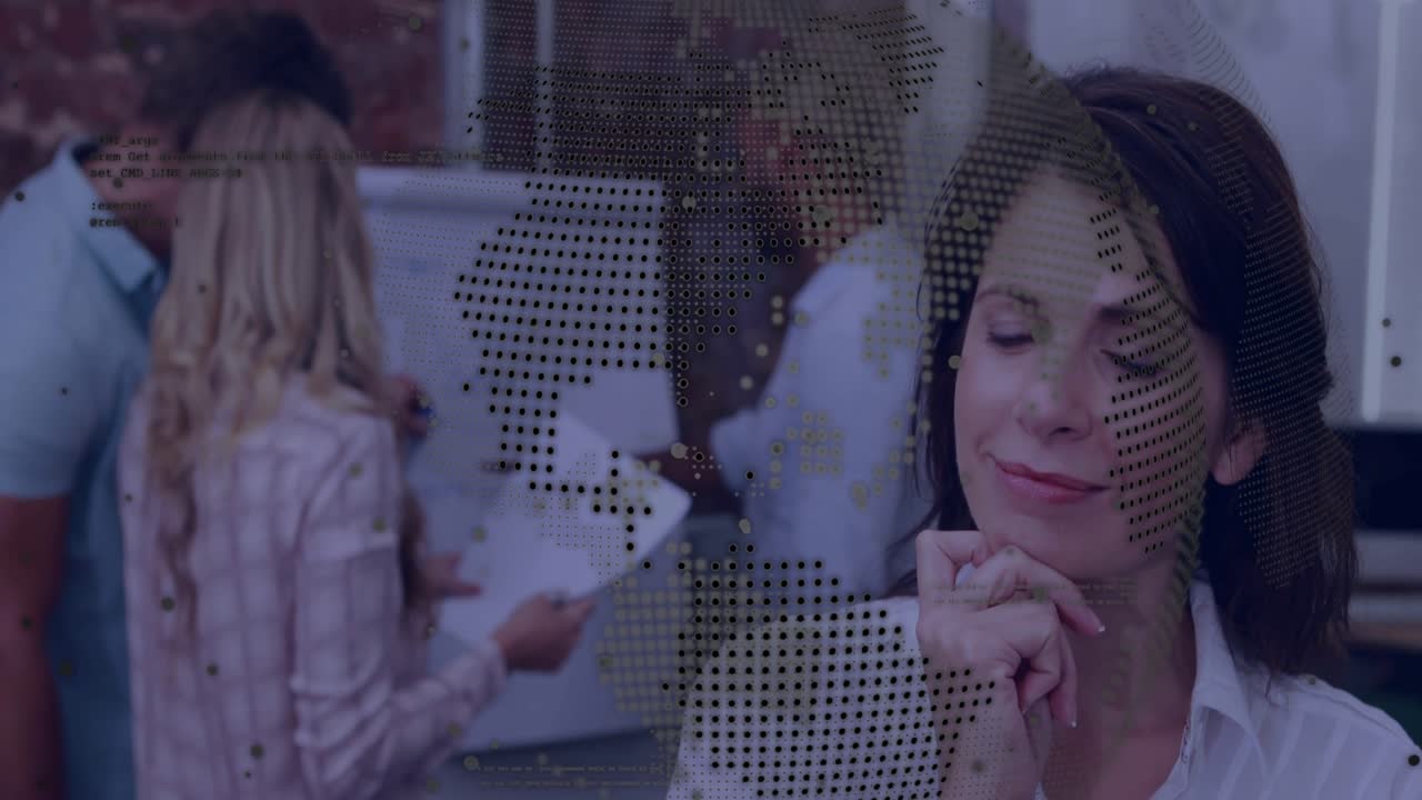 mapa de puntos, mujer chispeante que pasa de segura a pensativa, equipo que revisa el rotafolio guiando el negocio