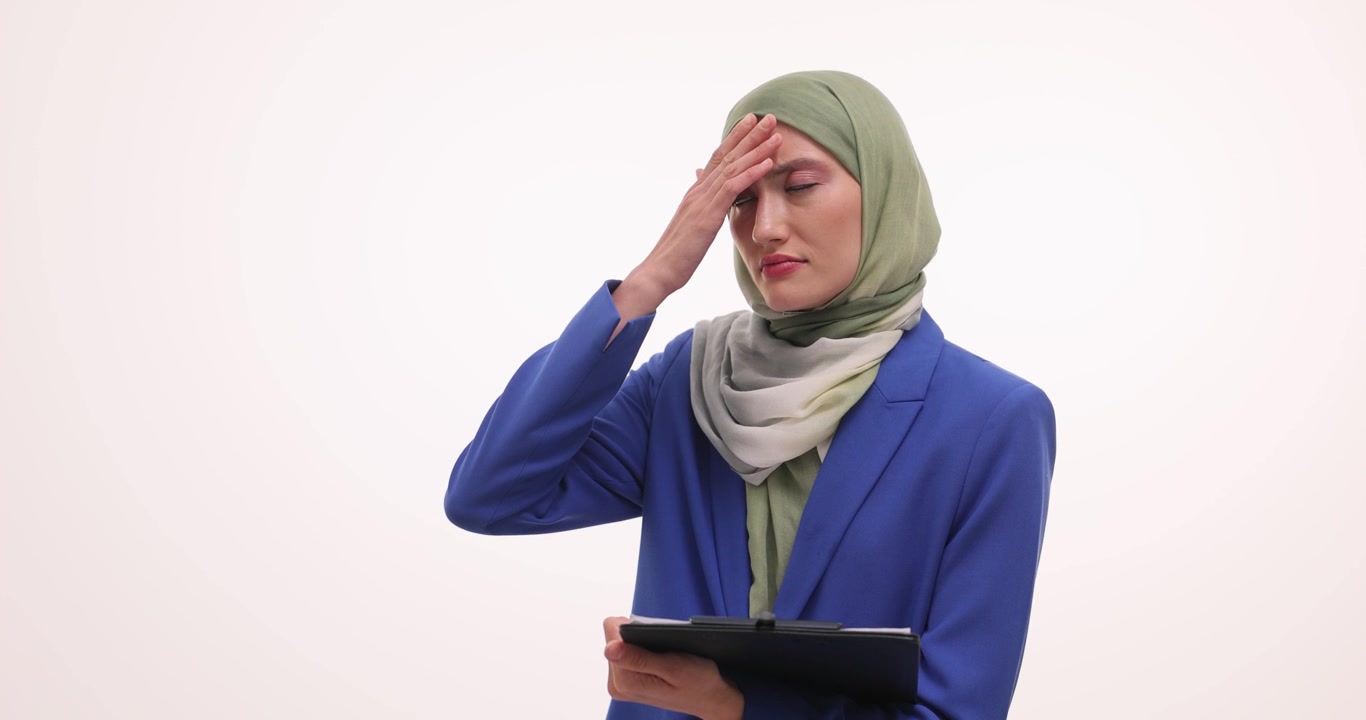 Pengusaha wanita memegang kepala saat menemukan kesalahan besar dalam laporan