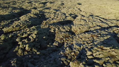 Dolly-Aéreo-Cinematográfico-De-Infinitos-Campos-De-Lava-En-Islandia,-Puesta-De-Sol.