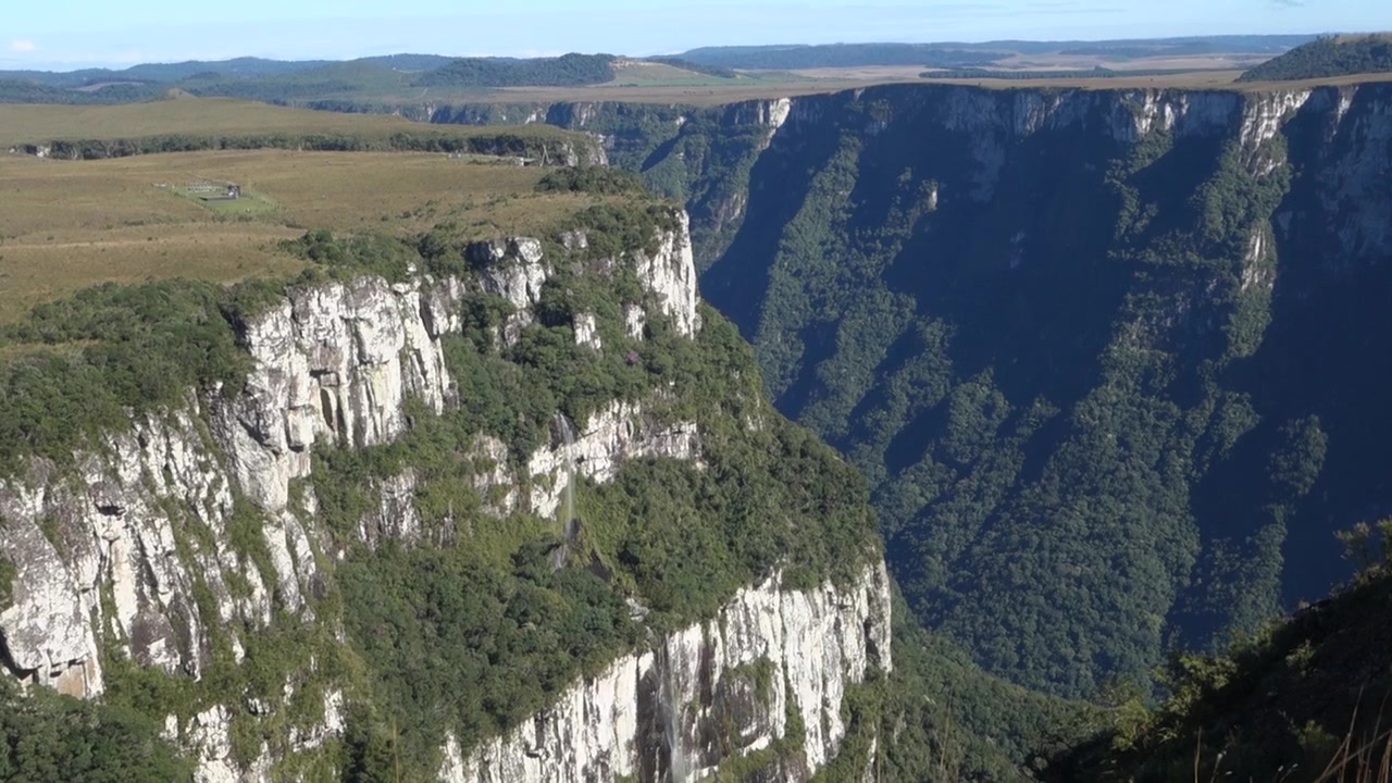 Brezilya'nın Rio Grande do Sul eyaletindeki Cambara do Sul'da muhteşem bir kanyonu ortaya çıkaran yukarı eğme çekimi. Panoramik.