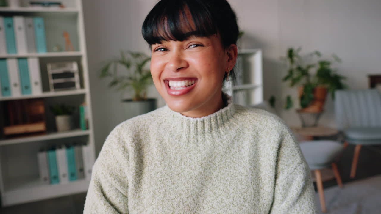 비즈니스 여성 및 비디오 통화 노트북에서 환영합니다