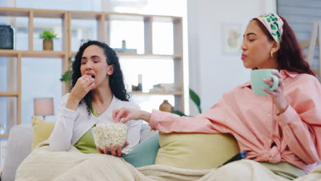 Comiendo-Palomitas-De-Maíz,-Relajándose-Y-Amigos-Viendo-Televisión