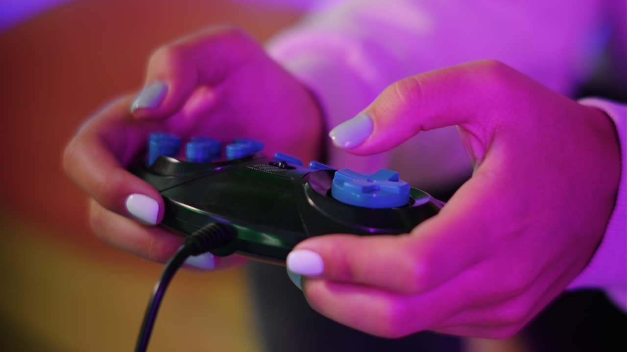 donna che gioca a un controller di videogioco retro