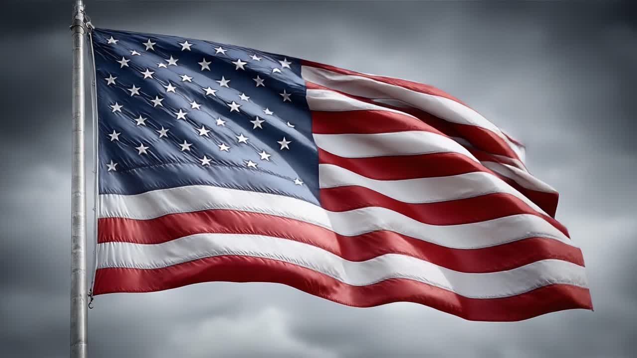 Dynamisk uttrykk for nasjonal stolthet: Et amerikansk flagg som blafrer mot en dramatisk himmel, og symboliserer frihet, motstandskraft og patriotisme gjennom generasjoner.