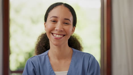 Enfermera,-Sonrisa-Y-Rostro-De-Una-Mujer-En-Un-Centro-De-Salud