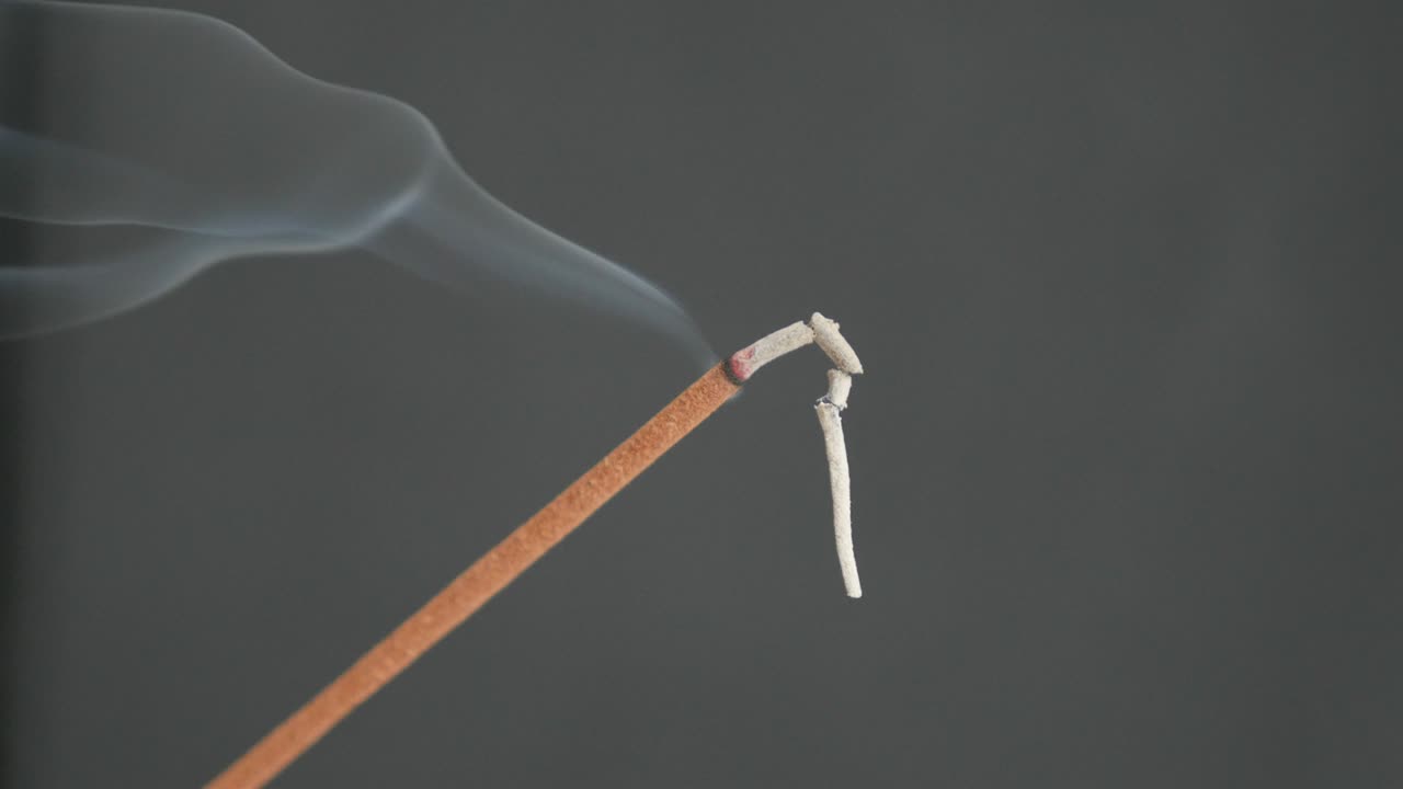 불타는 향기로운 연기가 불타는 후향 막대기에서 퍼지는 클로즈업 4k 2160p 30fps 울트라하드 영상 - 명상 목적으로 향기적인 생물 물질을 태우는 3840x2160 uhd 비디오