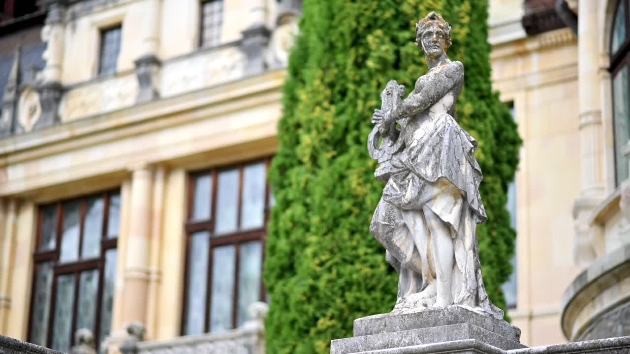 Statua al Castello di Peleș in Romania. Castello sullo sfondo