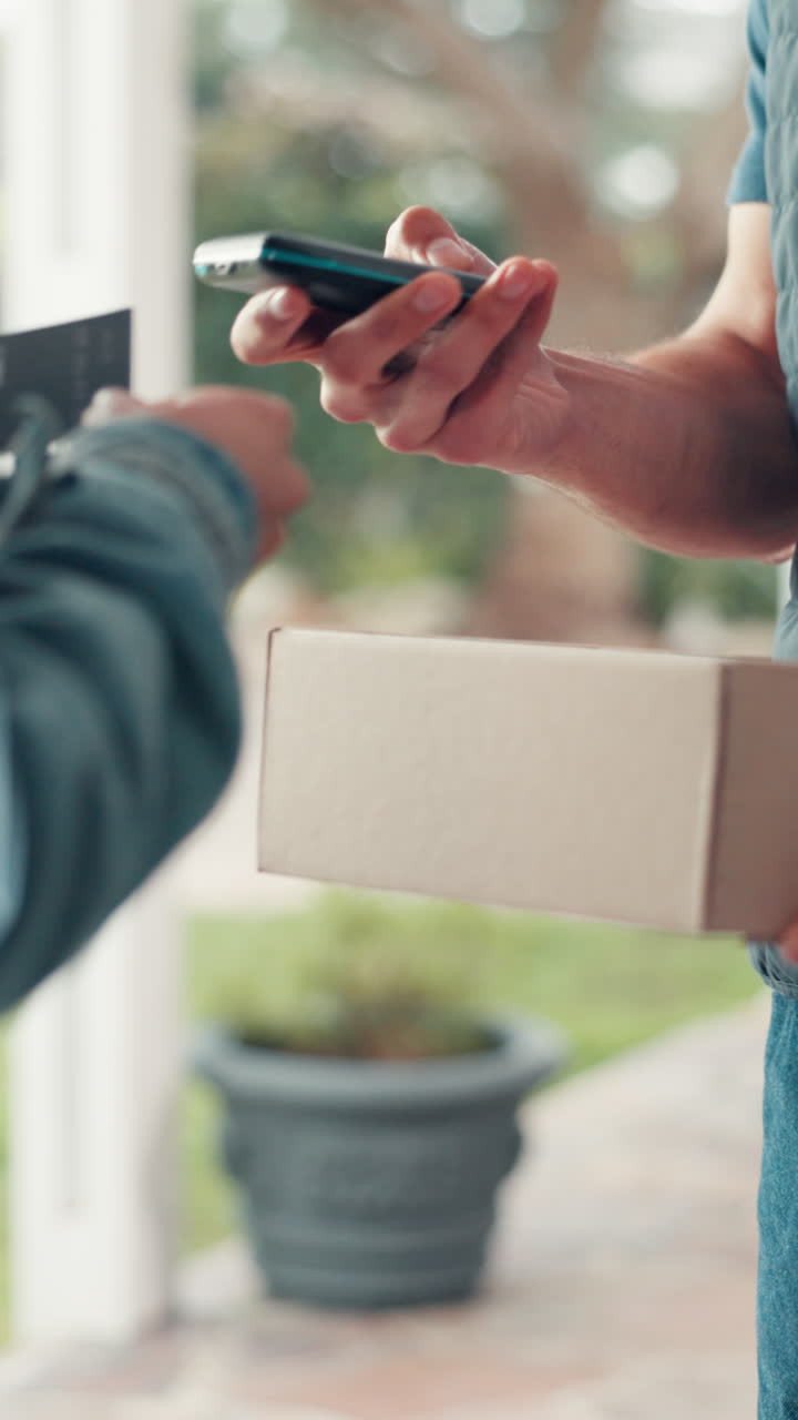Un cliente firma su smartphone per la consegna di un pacco con carta di credito