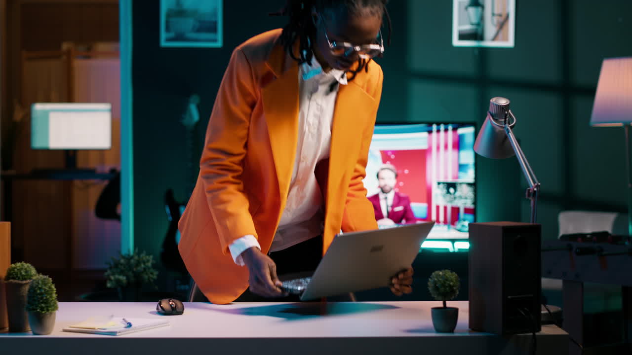 mujer joven resolviendo tareas escolares y adquiriendo información adicional