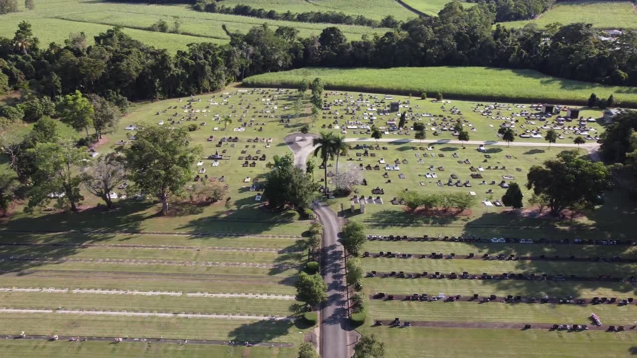 Veduta aerea 4K di un cimitero molto ben tenuto vicino a una piantagione di canna da zucchero nel Queensland settentrionale, Australia.