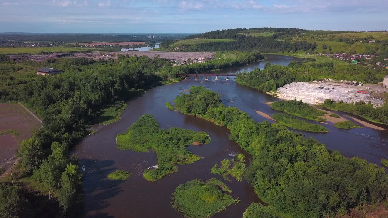 강과 다리와 울창한 숲의 풍경