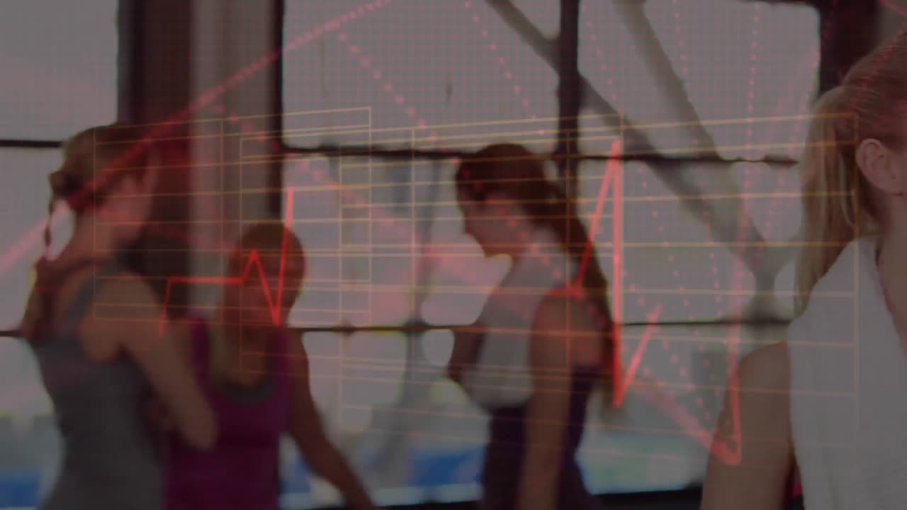 animación de los ritmos cardíacos sobre una mujer caucásica bebiendo agua después del entrenamiento en el gimnasio