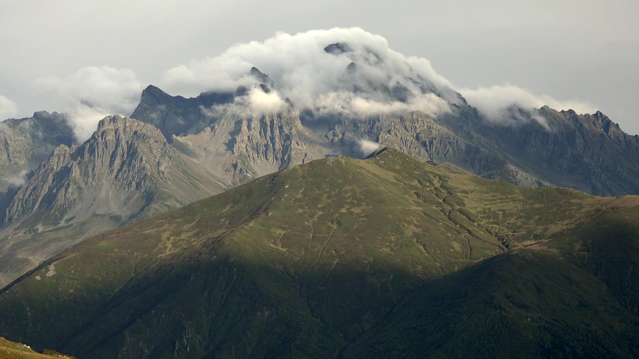 Wolken die over majestueuze bergtoppen trekken