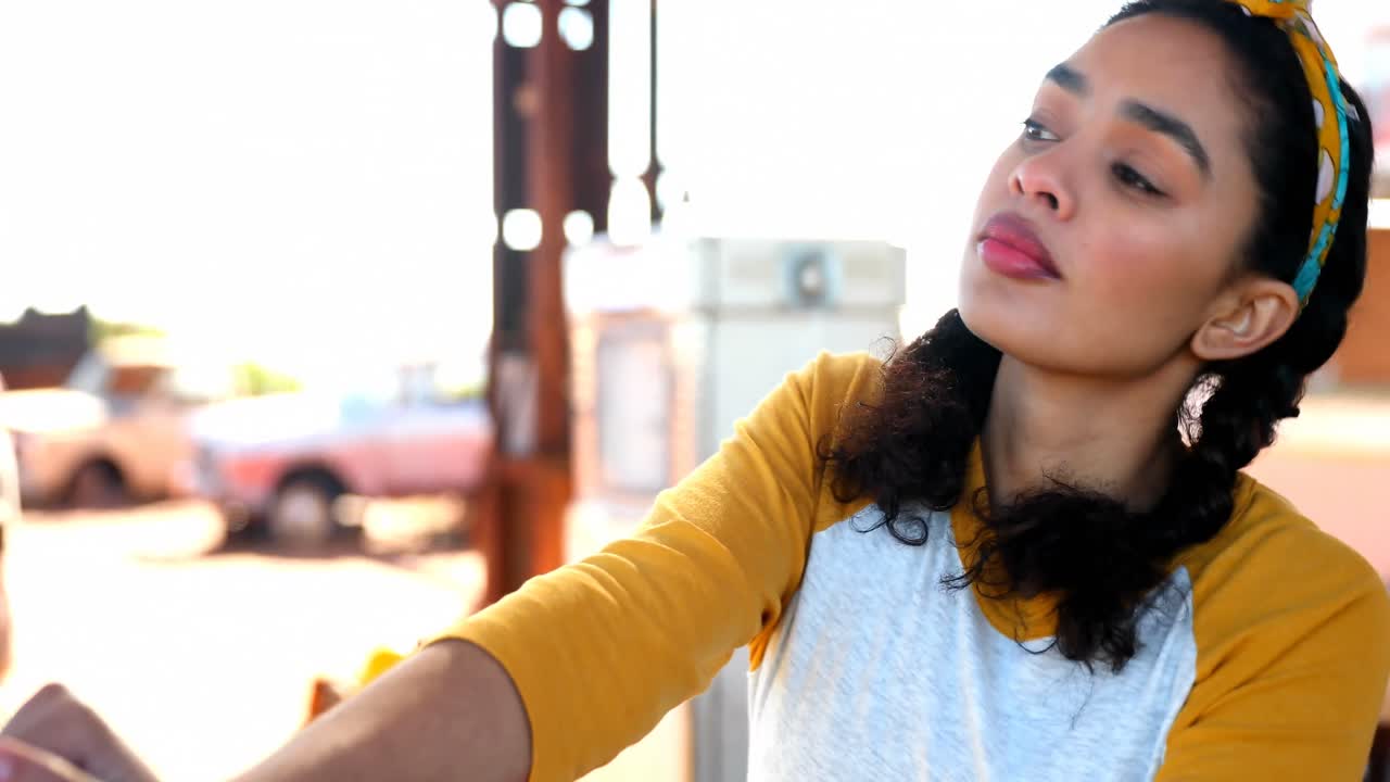 mujer llenando gasolina en el coche 4k