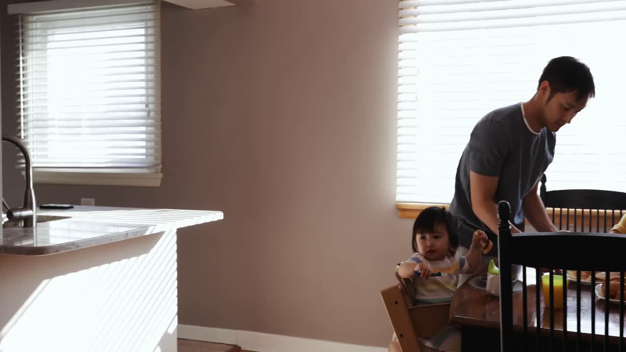 집 에서 함께 휴식 을 즐기는 가족