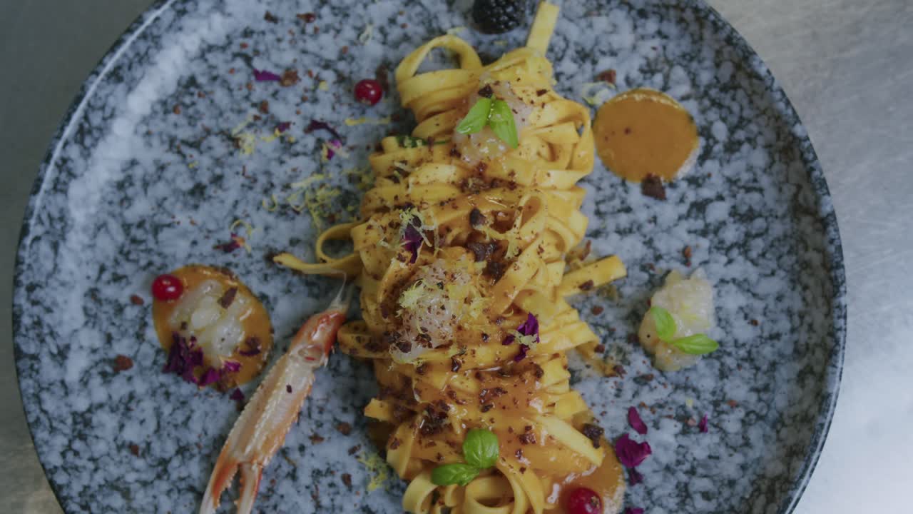 이탈리아의 전문 셰프가 만든 파스타와 스캠피로 가득 찬 접시의 클로즈업 샷 - 02