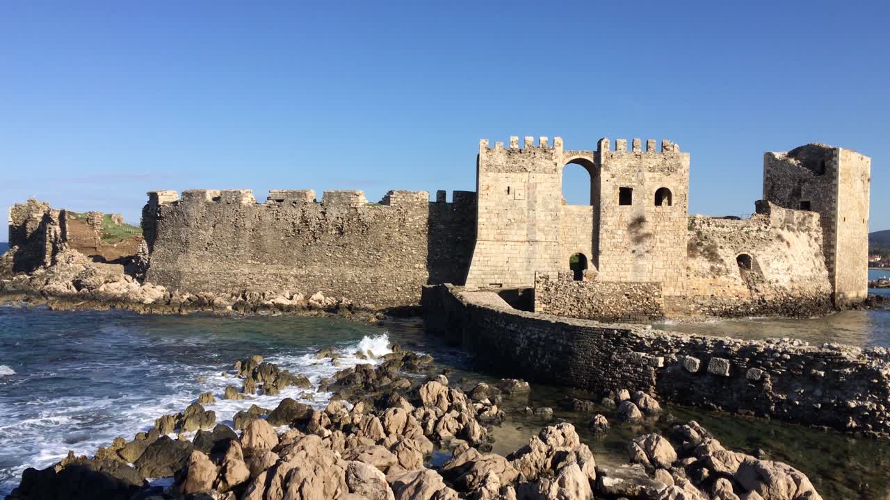 castillo de methoni con un puente en un clima soleado durante las primeras horas de la mañana con olas de agua en grecia