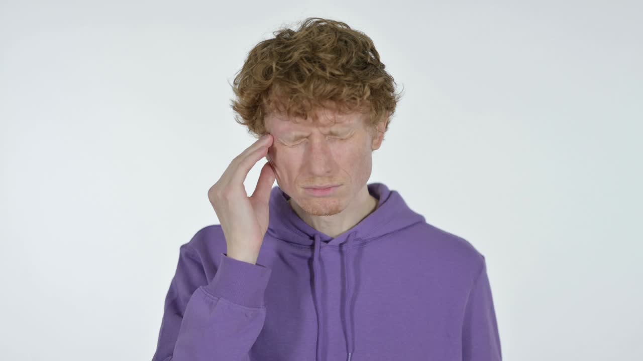 joven pelirrojo con dolor de cabeza, fondo blanco