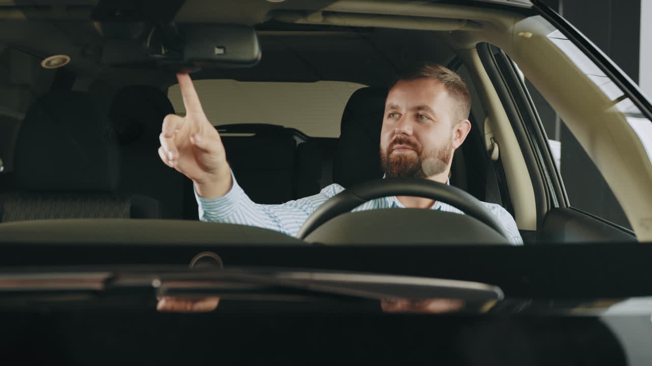 hombre conduciendo coche