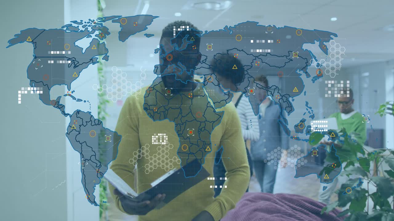 animación del mapa del mundo e iconos sobre el hombre afroamericano que trabaja en la oficina
