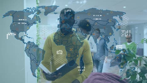 animación del mapa del mundo e iconos sobre el hombre afroamericano que trabaja en la oficina