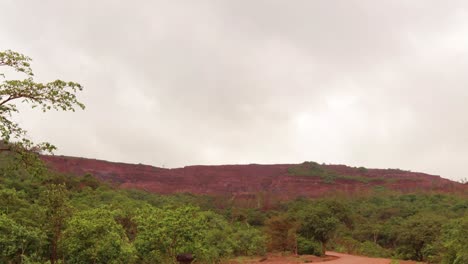 Lapso-De-Tiempo-De-Nubes-En-Movimiento-Sobre-La-Montaña-Cortada-Llamada-Krauncha-Giri-Sandur-Donde-La-Minería-Se-Lleva-A-Cabo-Regularmente