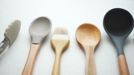 variedad de utensilios de cocina