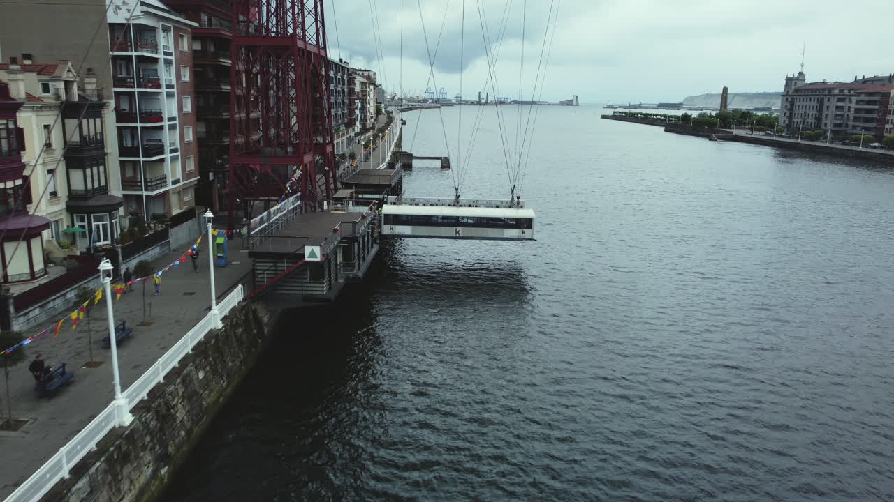 빌바오 시내 풍경: 서스펜션 브릿지와 강