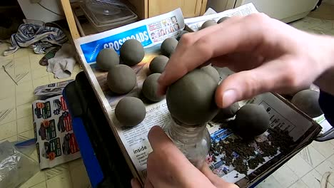 hacer una esfera de arcilla usando un frasco de vidrio